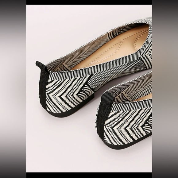 Black multi flats in a size 5 🖤🤍 - Picture 15 of 15